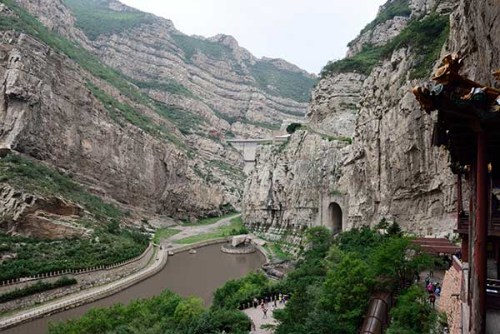 The Hanging Monastery is located in the north of Shanxi province, about 65 kilometers from the old capital city of Datong (Photo by Aron Deepankar/For chinadaily.com.cn)