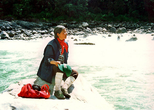 Xu Fengxiang makes a field research on the Yarlung Zangbo River in the 1980s. (Photo provided to chinadaily.com.cn)