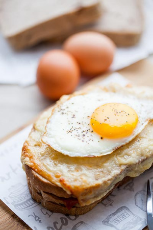 Comptoirs de France Bakery Beijing attracts loyal customers with tasty sandwiches. (Photo provided to China Daily)