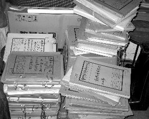 Personal files of Zhiqing are piled in disorder in the sellers house. (Photo/ the Beijing News)