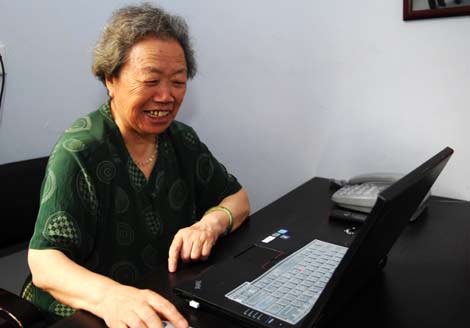 Zhang Xiuli, a 76-year-old retired teacher from Zhengzhou, Henan province, attends to problems of adolescents and their parents through her 18 different QQ accounts. [Photo / China Daily]