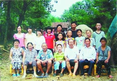 A photo of He and his children and grandchildren in 2010.