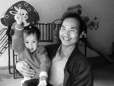 Compared to the kids in his kindergarten, who play with toys and watch TV programs, Li's own daughter must stay at home and help her parents do housework.