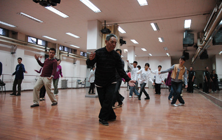 Feng Zhiqiang (man in black) is teaching his apprentices.