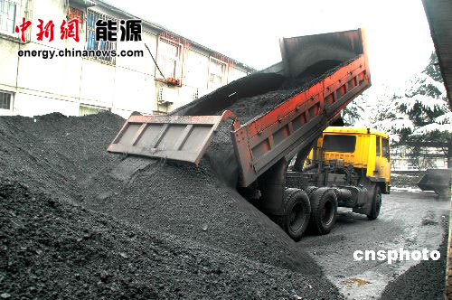Though statistics show that domestic coal output is sufficient for national demand, many mining sectors are still finding it hard to keep up, a problem caused mainly by poor transportation.