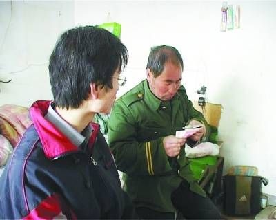 Han Peiyin used to be very proud of his son, the only college student in the whole village.