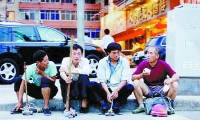 Han Peiyin became a migrant worker in Xi'an in 2002, living off of laborious odd jobs such as flooring rooms and carrying heavy sandbags on construction sites. 