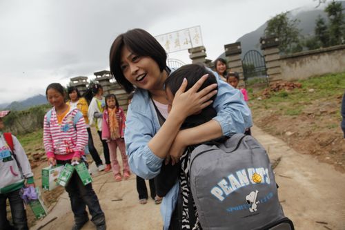 Chang is familiar with all the children and their families in the village, and likes to be close to them despite the risk that she may be bitten by fleas. 