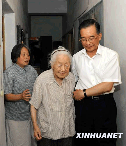 Chinese Premier Wen Jiabao on paid visit to He Zehui in 2009