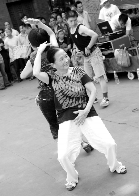 70-year-old Cheng Changying is dancing in a park.