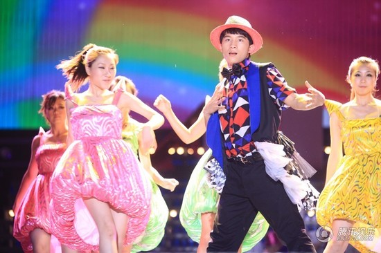 Zhuo delighted the audience with his incredible muscular jerks and robotic movements on the stage.