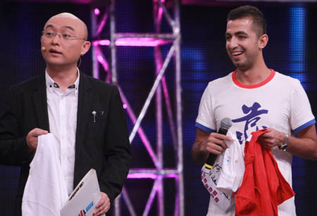 Mu Xiaolong is on the stage of the dating show I f You Are the One. 