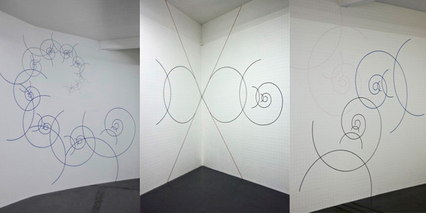 On the white walls of the Long March Space, a visual arts center, blue spirals revolve infinitely as being cut off by reverse curves.