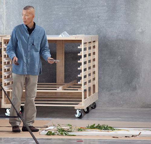 Simply-dressed Cai has often claimed to be a contemporary artist who understands China��s farmers, and does his best to speak for them��