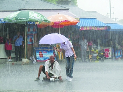 In August, a girl was caught on camera holding an umbrella for a handicapped beggar in Suzhou.