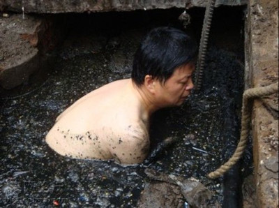 In July, the story of a repair man who jumped into a cesspool to rush the repair of an electric cable touched many.