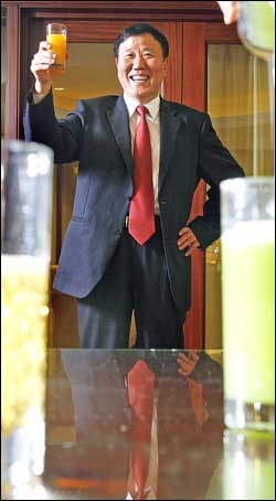 Already in charge of the leading business in the fruit juice industry, Huiyuans boss now has a new goal: to become a giant in the organic farming world.