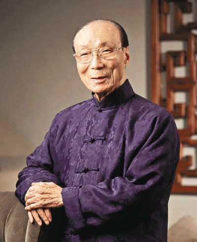 Hong Kong media tycoon, Sir Run Run Shaw, is seen in this undated file photo. Shaw turned 100 on Thursday, October 4, 2007. [File Photo: wenweipo.com]