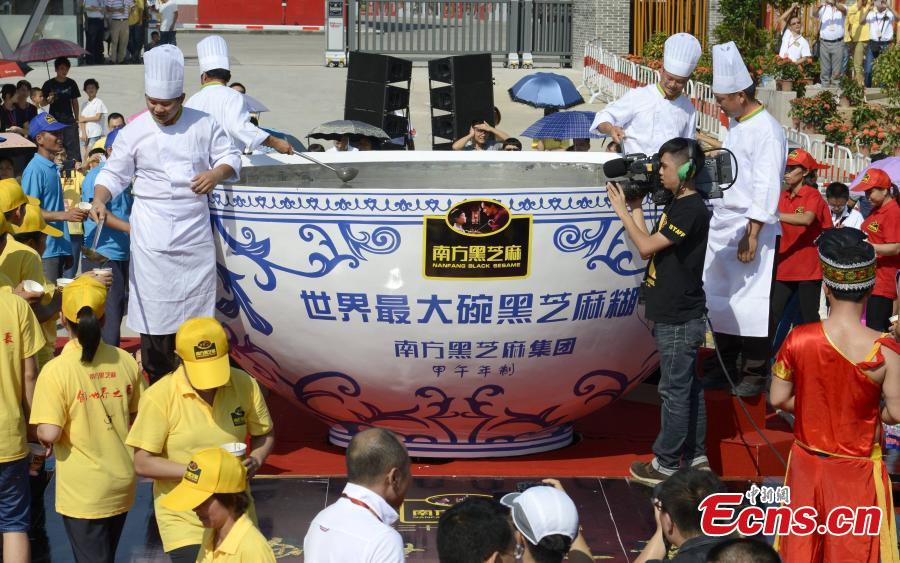 World's largest bowl of black sesame soup certified in Guangxi (10/11