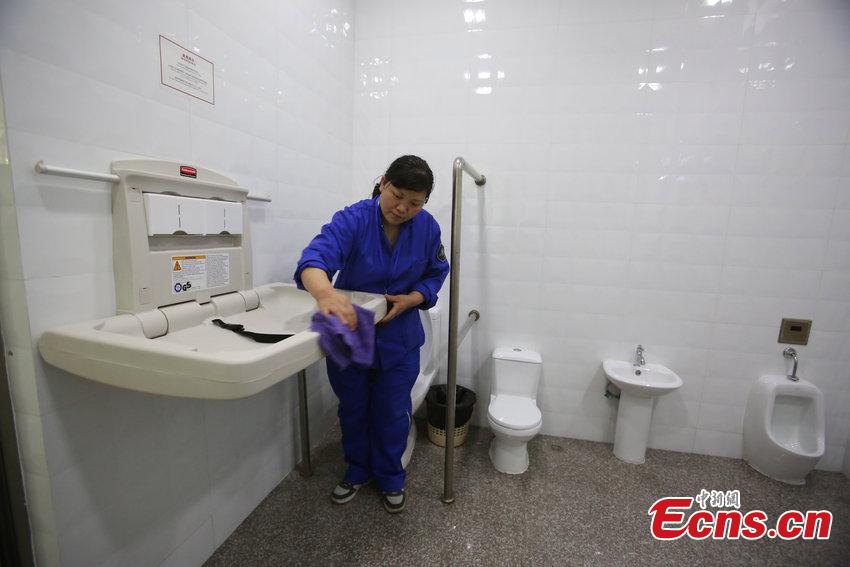'Gender neutral' toilet in Shanghai (1/3) Headlines, features, photo