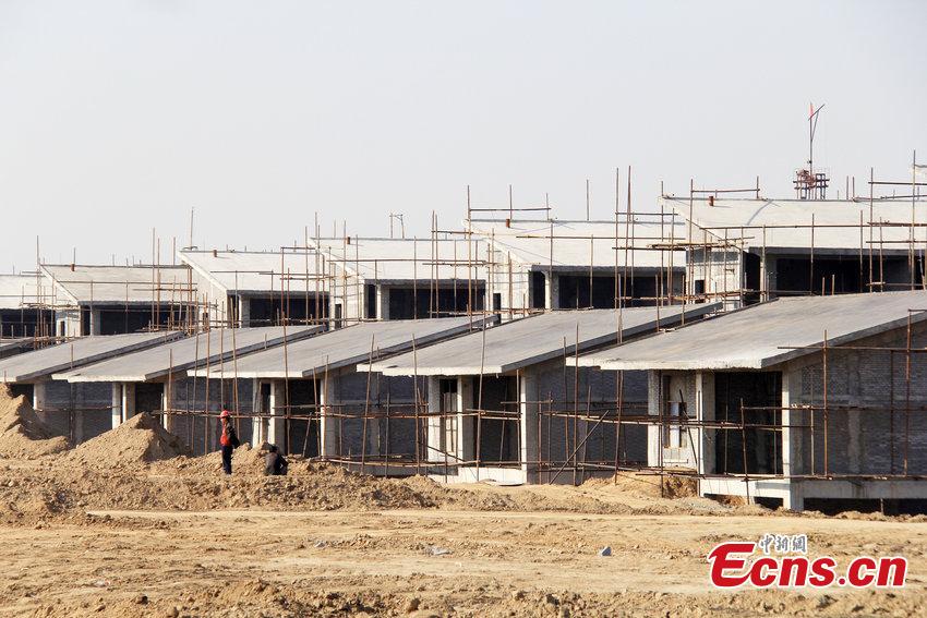 Photo taken on November 4, 2014 shows villas under construction along a section of the Yellow River in Zhengzhou, Central China’s Henna province. Local officials said the unfinished villa complex was an illegal one, which had been built with no approval.  [Photo/ CFP]