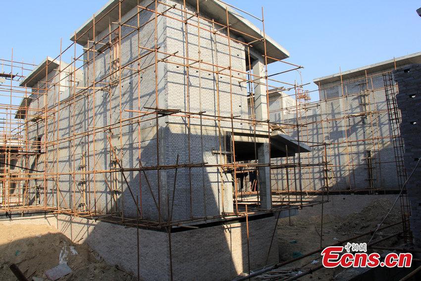 Photo taken on November 4, 2014 shows villas under construction along a section of the Yellow River in Zhengzhou, Central China’s Henna province. Local officials said the unfinished villa complex was an illegal one, which had been built with no approval.  [Photo/ CFP]