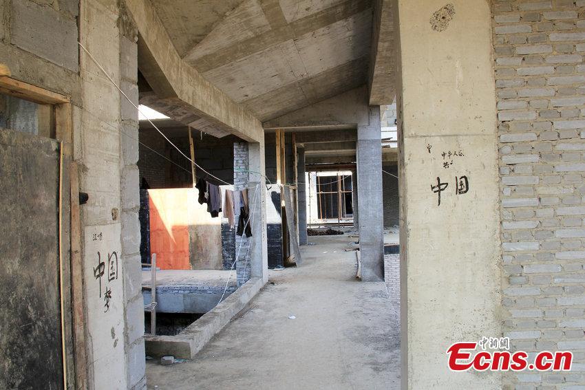 Photo taken on November 4, 2014 shows villas under construction along a section of the Yellow River in Zhengzhou, Central China’s Henna province. Local officials said the unfinished villa complex was an illegal one, which had been built with no approval.  [Photo/ CFP]