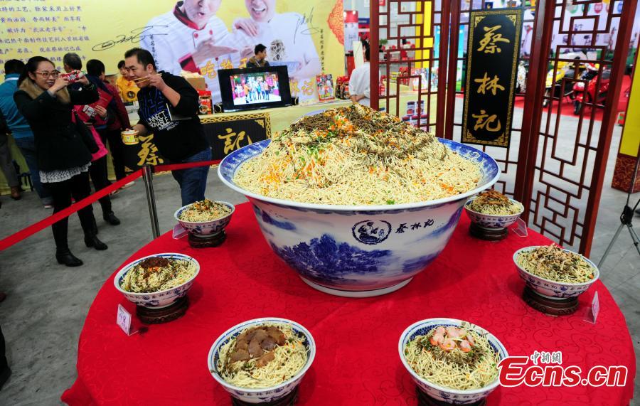 A bite of Wuhan Have a giant bowl of hot dry noodles(1/3) Headlines