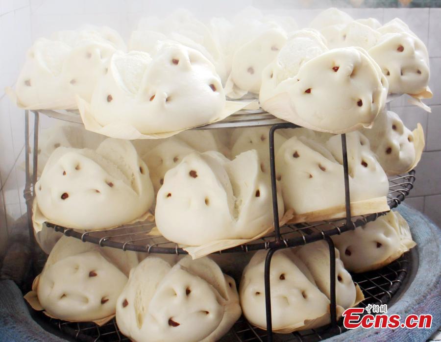 New steamed buns stuffed with dates are ready in Weihai, East China’s Shandong province, Feb 5, 2015. Local people have the tradition to make steamed buns with high-quality wheat flour, peanut oil, white sugar, eggs, and fresh milk before the Spring Festival, China’s Lunar New Year. The making of steamed buns reminds people of the process of becoming more and more prosperous. [Photo: China News Service/Liu Changyong]