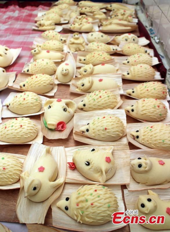 Animal-shaped steamed buns are seen in Weihai, East China’s Shandong province, Feb 5, 2015. Local people have the tradition to make steamed buns with high-quality wheat flour, peanut oil, white sugar, eggs, and fresh milk before the Spring Festival, China’s Lunar New Year. The making of steamed buns reminds people of the process of becoming more and more prosperous. [Photo: China News Service/Liu Changyong]