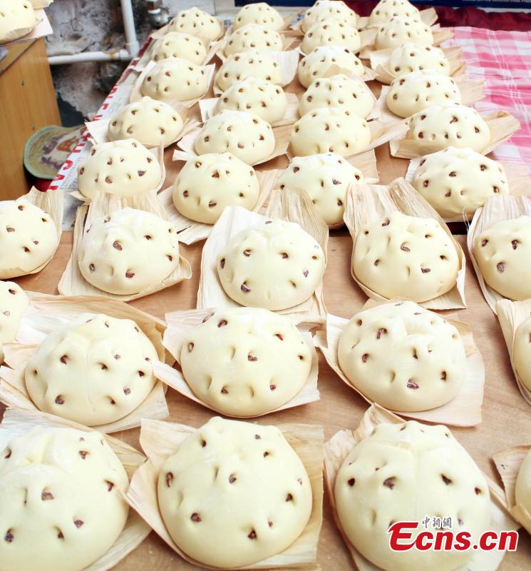 Buns stuffed with dates are ready to be steamed in a pot in Weihai, East China’s Shandong province, Feb 5, 2015. Local people have the tradition to make steamed buns with high-quality wheat flour, peanut oil, white sugar, eggs, and fresh milk before the Spring Festival, China’s Lunar New Year. The making of steamed buns reminds people of the process of becoming more and more prosperous. [Photo: China News Service/Liu Changyong]