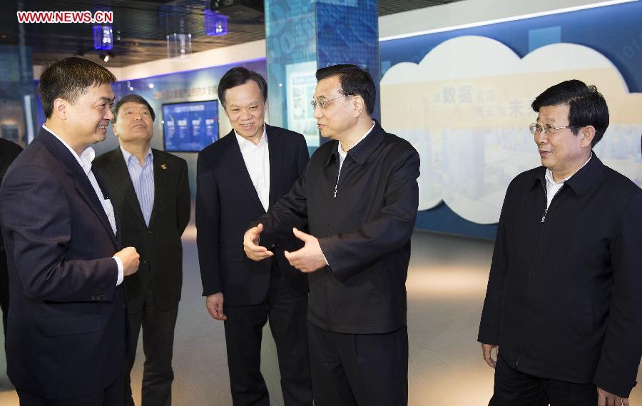 Chinese Premier Li Keqiang, also a member of the Standing Committee of the Political Bureau of the Communist Party of China (CPC) Central Committee, visits Beijing·Guiyang Big Data Application and Exhibition Center in Guiyang, capital of southwest China\'s Guizhou Province, Feb. 14, 2015. Li made a tour in Qiandongnan Miao and Dong Autonomous Perfecture and Guiyang in Guizhou on Feb. 13 - 15, and extended festival greetings to locals and people of all ethnic groups ahead of the Spring Festival, which falls on Feb. 19. (Photo: Xinhua/Huang Jingwen)
