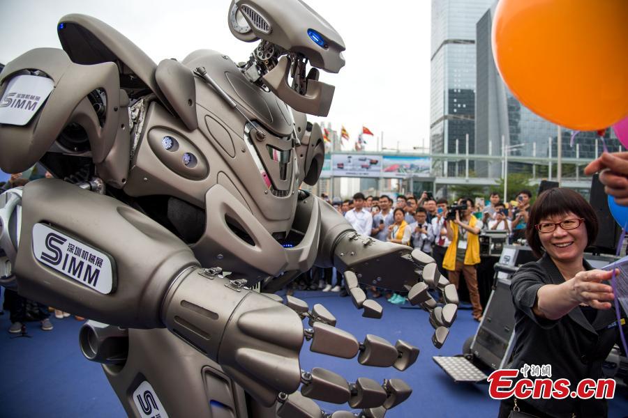 Titan robot entertains visitors in Shenzhen(4/5)