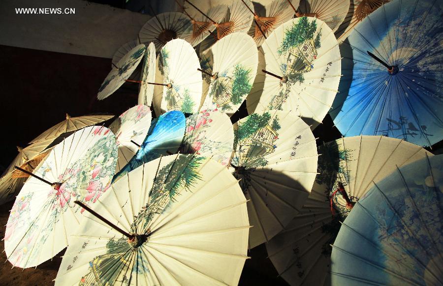 Oil paper umbrellas made in Luzhou, China's Sichuan(5/13)