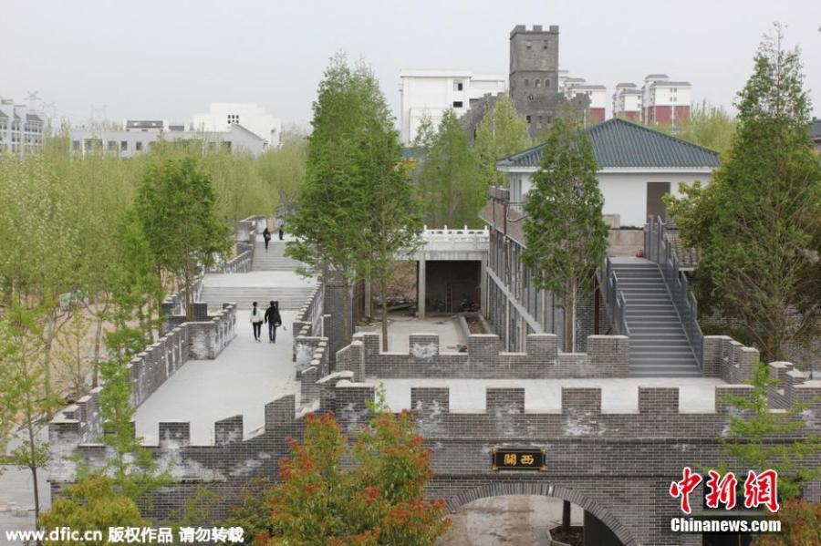 Mini-Great Wall built in university (1/5)