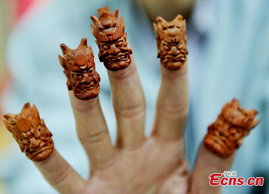 Miniaturist makes 2mm sculpture (1/3)