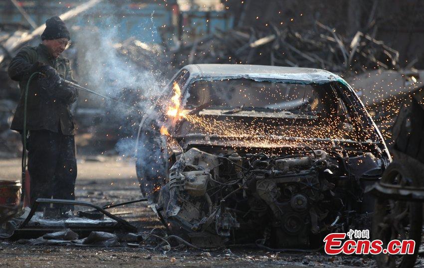 City overwhelmed by scrapped cars (1/4)