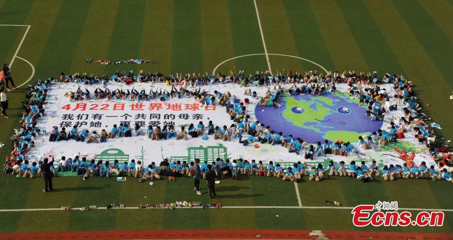 Children mark Earth Day with group drawing (1/1)
