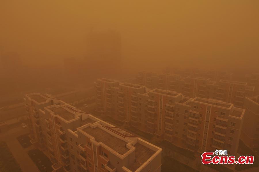 Sandstorm sweeps Xinjiang city(1/3)