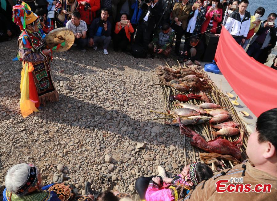 Shaman leads ceremony to worship river(1/5)