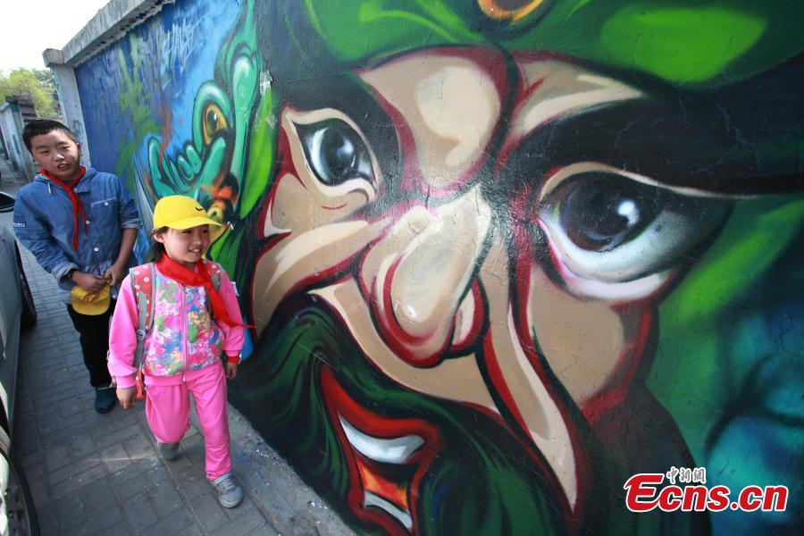 Young graffitist promotes Chinese culture in Taiyuan(1/8)
