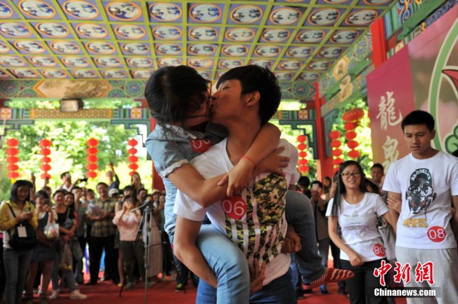 Kissing contest held in SW China(1/7)