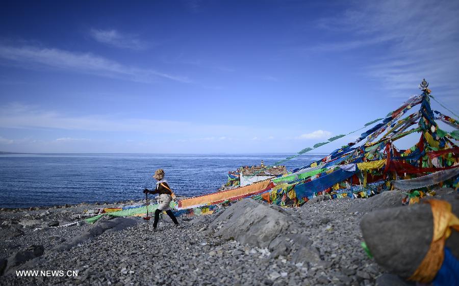 Pilgrims trek around Qinghai Lake for Tibetan Buddhism faithfuls(1/9)