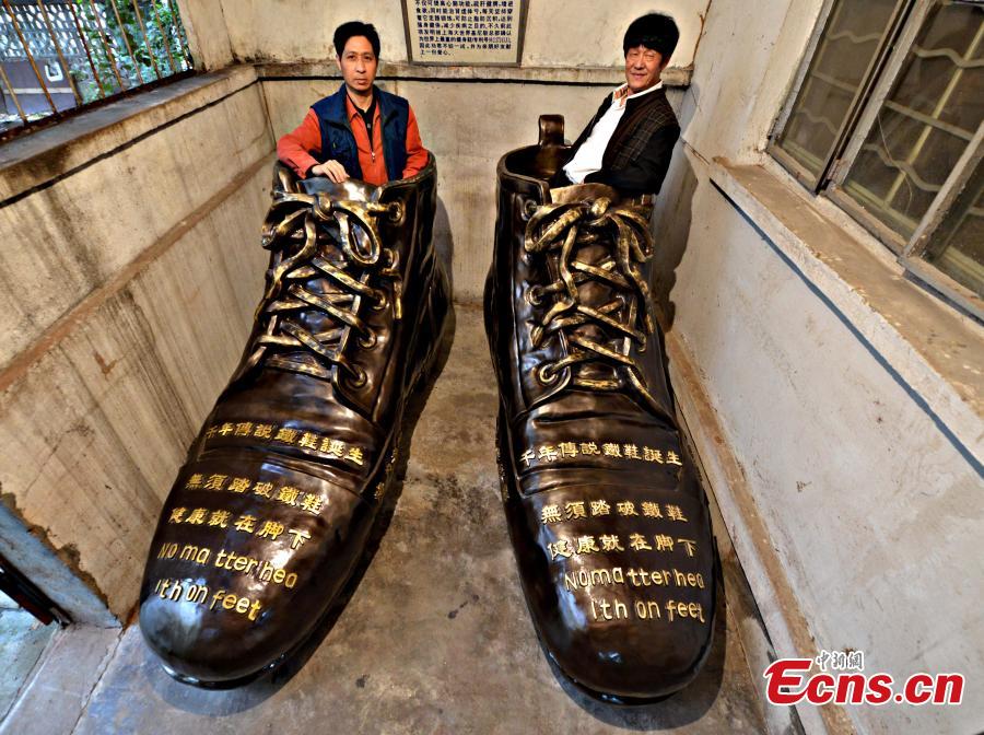67-year-old shoe lover makes giant bronze shoes(1/4)
