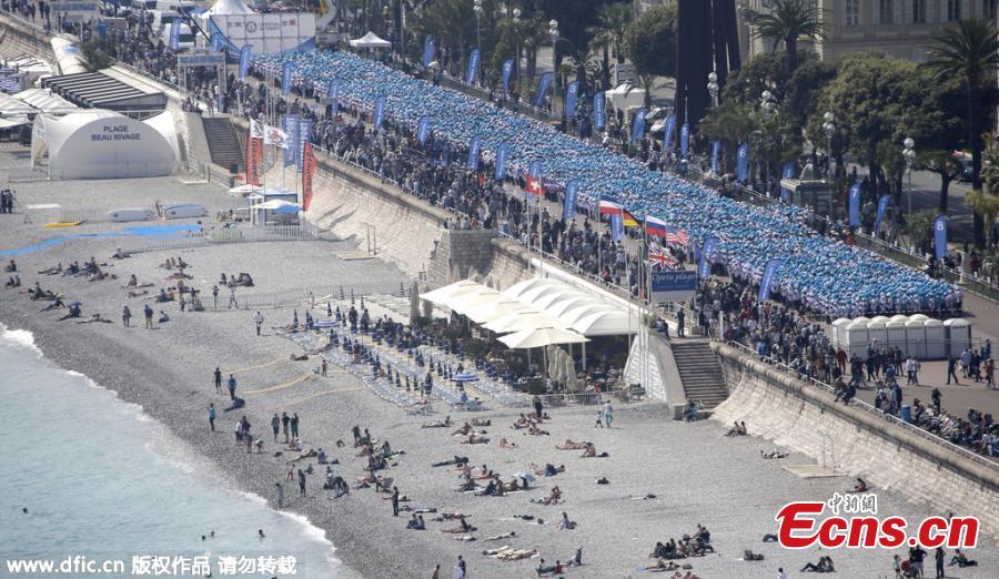 Company treats 6,400 employees to French holiday (1/3)