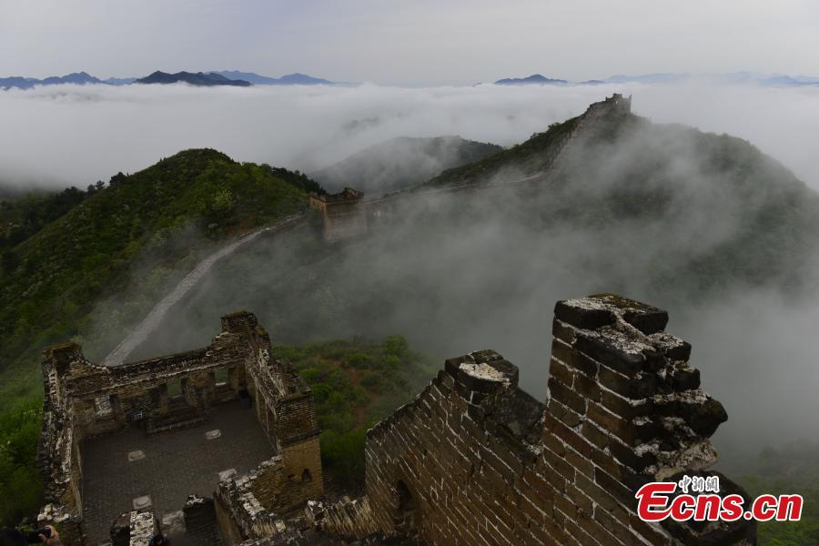 Jinshanling Great Wall wanders through clouds (1/5)