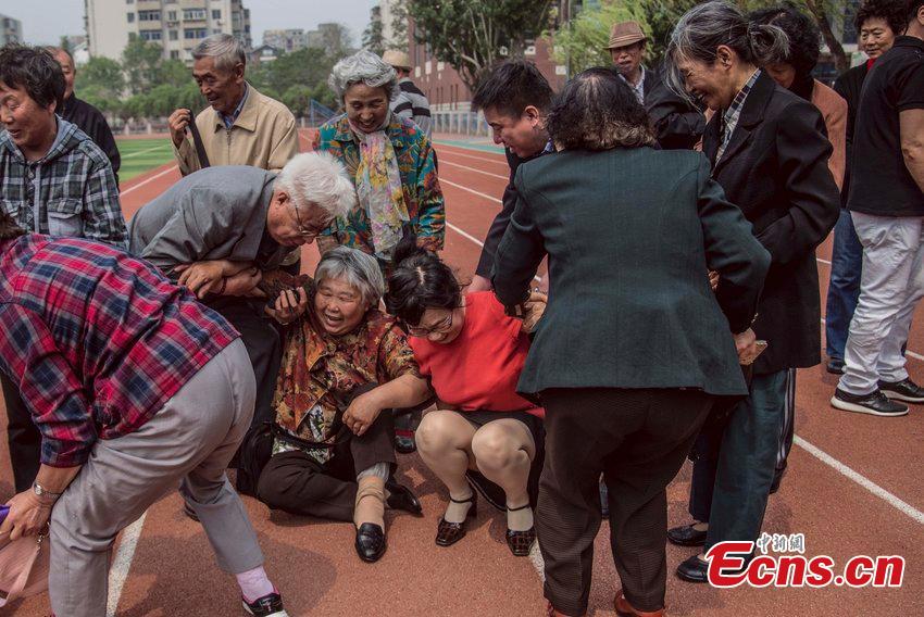 Students back to alma mater for 50th anniversary(1/4)