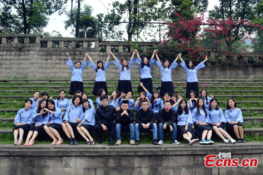 Students in old costumes take graduation photos (1/5)