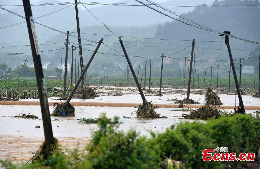 Downpours damage facilities in Fujian (1/3)
