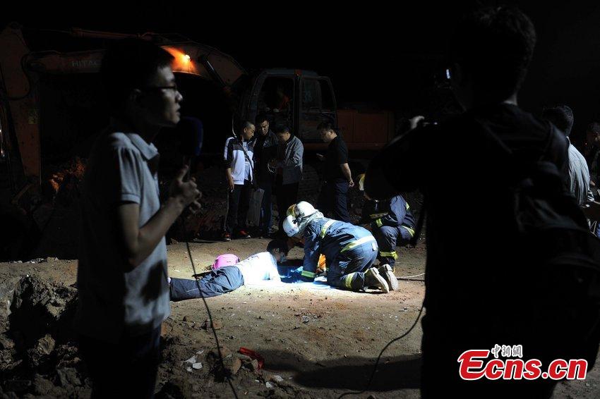 Two-year-old boy trapped in deep well (1/4)